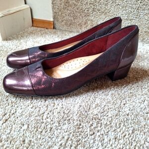NWOT Trotters Danelle Burgundy Shimmer/Patent Pump. Womens size 7.5N